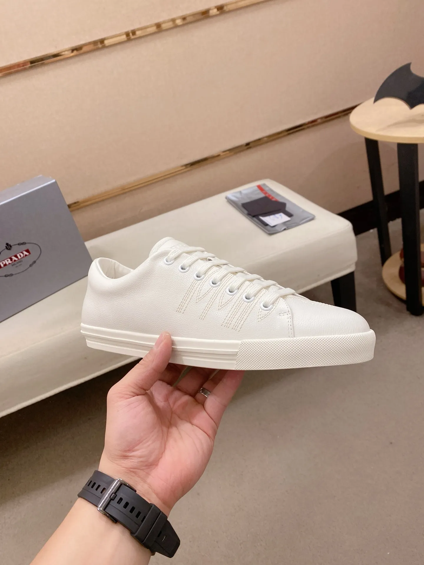 Factory price 560💰 ✔️✔️✔️Higher version High-quality new PRADA (Prada) counters are launched simultaneously. The new men's shoes and 😘fabric are made of selected first-layer cowhide with superb craftsmanship. Lining: Full cowhide lining. 👍🏿 High-end ☄️ air-cushion molded anti-slip rubber outsole, exquisite lines, simple and elegant, comfortable and high-end for leisure travel. Code number: 38 to 45